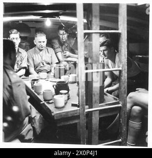 AFRIQUE DU NORD : LA MARINE DE L'ARMÉE CES IMAGES SONT POUR ILLUSTRER L'HISTOIRE D'UN OBSERVATEUR PAR LE LIEUT. HARVEY - intérieur de la 'préparation Cabine de Victorine, avec équipage à leur tasse de thé en milieu de matinée. Négatif photographique, Armée britannique Banque D'Images