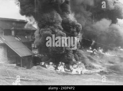 EXTRÊME-ORIENT : SINGAPOUR, MALAISIE ET HONG KONG 1939-1945 - la campagne japonaise et la victoire 8 décembre 1941 - 15 février 1942 : les stocks de caoutchouc, détenus par une usine dans une plantation de caoutchouc en Malaisie, sont brûlés pendant la retraite britannique à Singapour Banque D'Images