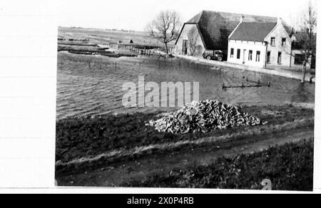 POUSSÉE BRITANNIQUE AU NORD DE MARK, HOLLANDE - fermes et maisons inondées sur le chemin de Willemstad. Négatif photographique, Armée britannique, 21e groupe d'armées Banque D'Images