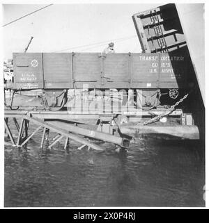 PHOTOGRAPHIES DE PORT PRÉFABRIQUÉ, ETC - Le wagon passant à terre de L.S.T. au-dessus des rampes négatif photographique, Armée britannique, 21ème Groupe d'armées Banque D'Images