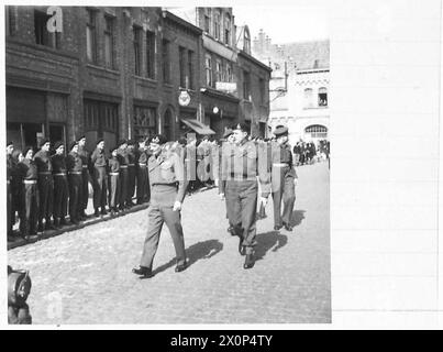 FIELD MARSHAL MONTGOMERY AVEC LE 5TH CDN ARMD DIV - le C-in-C inspecte les hommes du 6th Hussars. Négatif photographique, Armée britannique, 21e groupe d'armées Banque D'Images