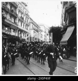 L'OPÉRATION TORCH, NOVEMBRE 1942 - troupes coloniales françaises marchant dans les rues d'Alger occupée par les Alger, 16 novembre 1942 Armée française Banque D'Images