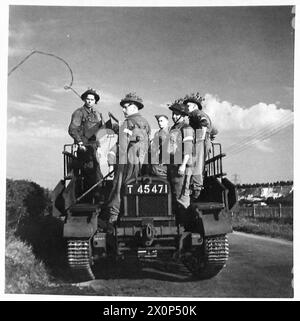 Les membres du Royal corps of Signals utilisent un porteur pour poser des fils en terrain accidenté pendant qu'ils sont sous instruction. Négatif photographique, armée britannique. Banque D'Images