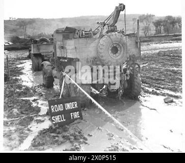 ITALIE : HUITIÈME RÉCUPÉRATION DE l'ARMYREME sur LE TERRAIN - le convoi passe sur une route soumise à des tirs d'obus ennemis. Négatif photographique, Armée britannique Banque D'Images