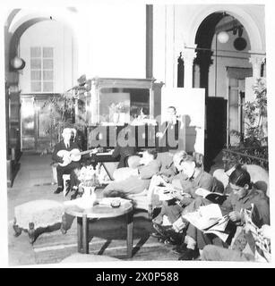 Les troupes alliées se mettent à couvert dans le club Army & Navy de Naples, soutenues par des organisations locales de protection de l'armée. Négatif photographique, armée britannique. Banque D'Images