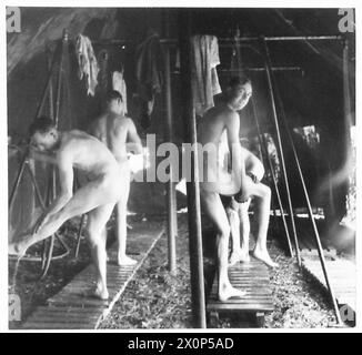 UNITÉS DE BAIN MOBILES - les hommes bénéficient d'une baignoire douche fournie par l'unité de bains mobiles. Négatif photographique, Armée britannique Banque D'Images