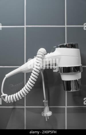 Sèche-cheveux pour sécher les cheveux fixés au mur. Banque D'Images