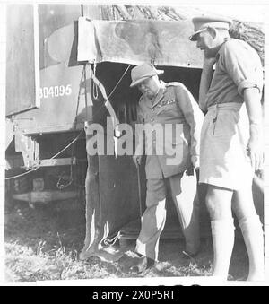 LE PREMIER MINISTRE VISITE LA HUITIÈME ARMÉE - le premier ministre Winston Churchill quitte la salle des cartes du général Leese. Négatif photographique, Armée britannique Banque D'Images