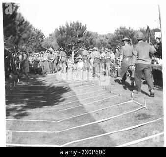 CINQUIÈME ARMÉE : TÊTE DE PONT ANZIO 'ANZIO TURF CLUB' RÉUNION - les propriétaires de chevaux dans la plate de vente défilent leurs montures. Négatif photographique, Armée britannique Banque D'Images