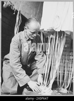 LA COMPAGNIE AÉRIENNE CIVILE BRITANNIQUE EN GUERRE : pour l'histoire, voir CH.14313 - photo (publiée en 1945) montre - parachutes en préparation au terminal britannique pour les équipages et les passagers du service B.O.A.C. Mosquito à destination de la Suède. Négatif photographique, Royal Air Force Banque D'Images