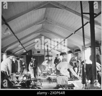 PROTECTION DES BALLONS POUR LES CONVOIS DE LA MANCHE - pour l'histoire, voir CH.4940 les équipages de ballons emballent leurs sacs de kit avant un voyage dans la Manche. Négatif photographique, Royal Air Force Banque D'Images