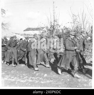 ITALIE : LA HUITIÈME ARMÉE ZÉLANDAISE DE l'ARMYNEW AVANCE AU-DESSUS DE LA RIVIÈRE SANGRO - Un lot de prisonniers allemands amenés après l'attaque. Négatif photographique, Armée britannique Banque D'Images