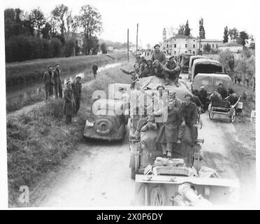 HUITIÈME ARMÉE : AVANCE VERS VENISE - les colonnes de la huitième armée se dirigent vers Padoue. Négatif photographique, Armée britannique Banque D'Images