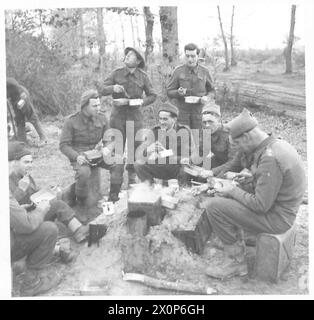 ITALIE : CINQUIÈME ARMYSALUTE LA SÉRIE SOLDAT - officiers et hommes se mêlent sur la tête de pont Anzio. Négatif photographique, Armée britannique Banque D'Images