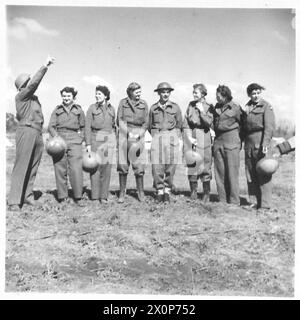 ITALIE : CINQUIÈME ARMYNURSES DANS LA TÊTE DE PONT D'ANZIO - Groupe de Sisterms infirmiers du No.15 Mobile C.C.S. avec Lieut. Colonel D.M. Mitchell, OC du C.C.S. Photographic Negative, British Army Banque D'Images