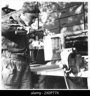 ITALIE : HUITIÈME ARMÉE : SÉRIE REME - les forgerons sont appelés à faire une variété de travaux. Voici CFN. D. Marklew, 7, Worsley Street, Grimsby, Lines, création d'un bac à lettres. Négatif photographique, Armée britannique Banque D'Images