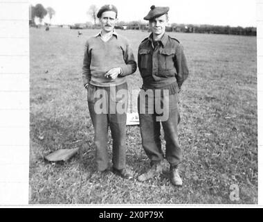 AVANCE DE L'ELBE VERS LUBECK - deux prisonniers de guerre britanniques maintenant libérés et dans la cage P0W pour le moment. [À gauche] le Cpl.A.Pavey [Royal Sussex] du 8 Spencer Road, Crawley, Sussex, prisonnier depuis mai 1940, et [à droite] le Cpl.F.Bradley [Highland Division] du 47 Hopstone Road, Welley Castle, Birmingham, prisonnier fait à Caen, juillet 1944. Négatif photographique, Armée britannique, 21e groupe d'armées Banque D'Images