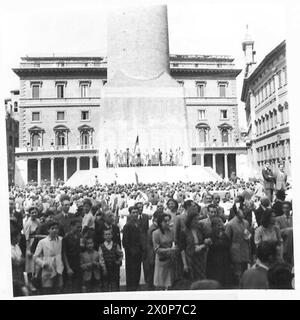 ITALIE : SCÈNES OÙ ROME SE REND À LA CINQUIÈME ARMÉE - foules manifestant au pied de la colonne Antonio. Négatif photographique, Armée britannique Banque D'Images