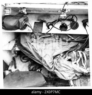 ESSAIS DE PASSAGE À GUÉ DE VOITURES DE SCOUT DAIMLER ET DE VOITURES DE SCOUT FORD LYNX AU CENTRE D'ESSAIS DE PASSAGE À GUÉ NO.1, WEYMOUTH, DORSET - W/T dans une voiture Lynx enfermée dans un sac étanche. Négatif photographique, Armée britannique Banque D'Images