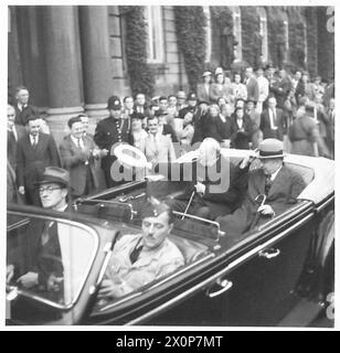 Une CONFÉRENCE À QUÉBEC - le premier ministre et M. Mackenzie King, qui fuient l'Assemblée législative du Québec. Négatif photographique, Armée britannique Banque D'Images