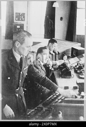 Scènes à l'intérieur d'une tour de contrôle de station de la RAF montrant le personnel surveillant les communications, les mouvements des avions et coordonnant les opérations aériennes. Négatif photographique, Royal Air Force Banque D'Images