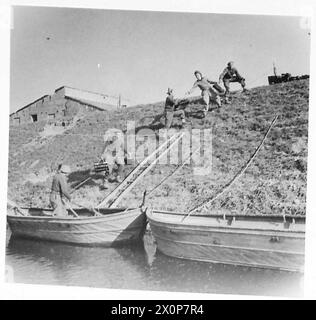 HUITIÈME ARMÉE : BRIGADE JUIVE EN ACTION - chargement de canettes d'eau douce et de munitions de mitrailleuse dans les bateaux. Négatif photographique, Armée britannique Banque D'Images