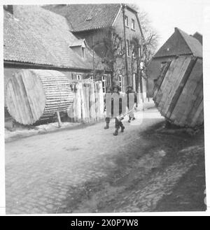 LES TROUPES AÉROPORTÉES DÉBARQUENT À L'EST DU RHIN - parachutistes dans les rues de Hamminkeln photo négatif , Armée britannique, 21ème Groupe d'armées Banque D'Images