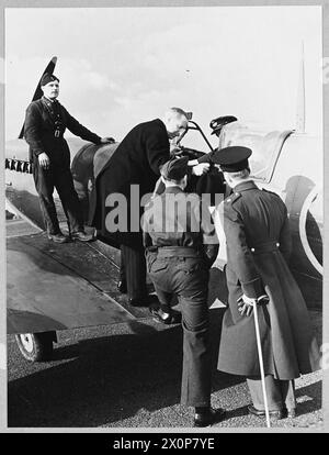 SIR JOHN COLVILLE : GOUVERNEUR DE BOMBAY DÉSIGNÉ : VISITE L'ESCADRON DE COMMANDEMENT DE CHASSE DE BOMBAY. - John Colville, gouverneur désigné de Bombay en visite à l'escadron de Bombay du commandement des chasseurs. (Photo publiée en 1943) Sir John Colville inspectant le poste de pilotage d'un Spitfire. Son ADC, le lieutenant Michael Scott, est au premier plan. Négatif photographique, Royal Air Force Banque D'Images