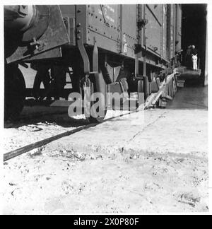 PHOTOGRAPHIES DE PORT PRÉFABRIQUÉ, ETC - Des wagons atterrissant du débarquement de Landing Ship Tank Photographic Negative , British Army, 21st Army Group Banque D'Images