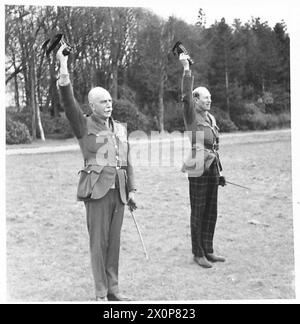 SAR LA DUCHESSE DE GLOUCESTER EN ÉCOSSE - le major général Sir E. Broadbent, colonel du régiment (à gauche) et le colonel le duc de Buccleugh dirigent les acclamations de SAR. Négatif photographique, Armée britannique Banque D'Images