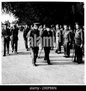 MR.WINSTON CHURCHILL VISITE LE NORD-EST - Mr. Winston Churchill inspecte Home Guards dans le village de Seaton, dans le Yorkshire. Négatif photographique, Armée britannique Banque D'Images