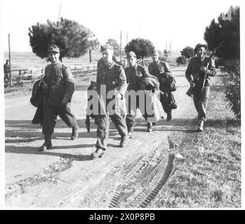 Les troupes alliées du 1er Bataillon Scots Guards arrivent à la plage d'Anzio, capturant des prisonniers allemands lors de l'opération de débarquement en Italie. Banque D'Images