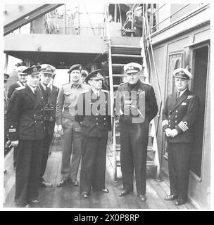 Les contre-amiraux Frolov (marine russe) et T.H. Troubridge (marine britannique) sont à bord du HMS Bololo au large d'Anzio pendant les opérations de débarquement alliées, Troubridge observant les protocoles navals. Banque D'Images