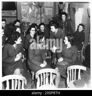 FLORENCE : DIVERS - le commandant Pamela Frankau, journaliste, auteur et diffuseur bien connu, est maintenant en visite en Italie. Elle parle à des filles A.T.S. au bureau d'administration de 717, Florence. Négatif photographique, Armée britannique Banque D'Images