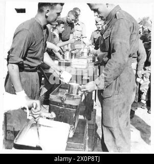 ITALIE : HUITIÈME ARMÉE : SÉRIE REME - coups de feu accidentels autour de la cuisinière lorsque le signal "cesser les travaux" a sonné. Négatif photographique, Armée britannique Banque D'Images