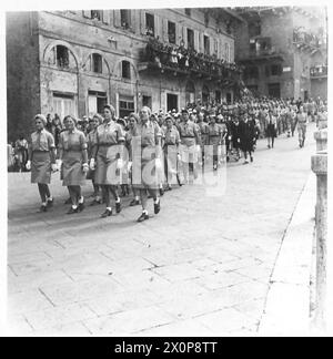 ITALIE : LES FRANÇAIS COMMÉMORENT LE JOUR DE LA BASTILLE - Un détachement de femmes du Service français défilent. Négatif photographique, Armée britannique Banque D'Images