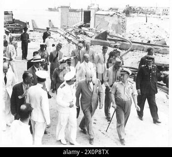 DIRECTEUR GÉNÉRAL DE L'UNRRA EN GRÈCE - M. Herbert H. Lehman, Directeur général de l'UNRRA, est en visite en Grèce pour examiner la situation de l'approvisionnement. On le voit sur ces photos lors d'une visite des quais du Pirée avec M.Varvaressos, le nouveau ministre du Cabinet qui a déjoué les activités des racketteurs du marché noir et fait baisser les prix à un niveau raisonnable. Le premier ministre grec, l'amiral Voulgaris, était également présent. Identification des individus:- MM. Lehman fumeurs pipe premier ministre en uniforme naval Mr. Varvaressos portant un chapeau blanc panama. Négatif photographique, Armée britannique Banque D'Images