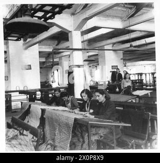 LES USINES ré-OUVRENT EN GRÈCE - les filles grecques nettoyant le tissu se sont avérées dans l'usine. Négatif photographique, Armée britannique Banque D'Images