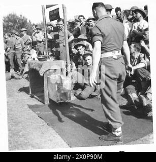 CINQUIÈME ARMÉE : TÊTE DE PONT ANZIO 'ANZIO TURF CLUB' RÉUNION - LIEUT. P. Leonard de Plymouth lance les dés qui décident de la place des chevaux dans chaque course. Négatif photographique, Armée britannique Banque D'Images