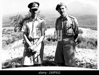 CONFÉRENCE DES COMMANDANTS DU CORPS - LIEUT. Le général Dempsey avec le major-général Guy Simonds, CBE., commandant de la 1re Division de l’Armée canadienne. Négatif photographique, Armée britannique Banque D'Images