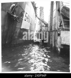 PHOTOGRAPHIES DU PORT PRÉFABRIQUÉ ETC - LST amarré le long de Pierhead. Négatif photographique, Armée britannique, 21e groupe d'armées Banque D'Images