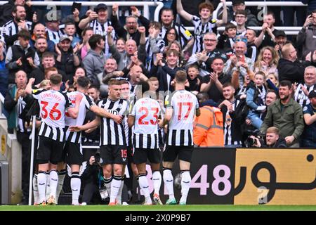 Newcastle upon Tyne, Royaume-Uni. 13 avril 2024. Newcastle, Angleterre, 13 avril 2024 : les joueurs de Newcastle célèbrent après avoir pris 2-0 d'avance lors du match de premier League entre Newcastle United et Tottenham Hotspur au St James Park à Newcastle, Angleterre (Will Palmer/SPP) crédit : SPP Sport Press photo. /Alamy Live News Banque D'Images