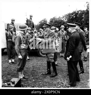 Négatif - le général Sir Alan Brooke inspecte et teste un poste de transmission et de réception sans fil. Négatif photographique, Armée britannique Banque D'Images