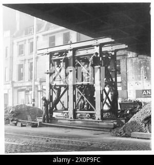 DÉGÂTS CAUSÉS PAR LES BOMBES - dommages causés aux ponts par les bombes ennemies à Londres. Négatif photographique, Armée britannique Banque D'Images