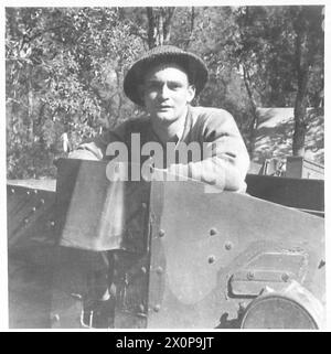 CINQUIÈME ARMÉE : ANZIO BRIDGEHEADSOLDIER OPINIONS de L'EX-MINEUR SUR LA GRÈVE DES MINEURS - Cpl. W. Evans du 14 Albert Street, Miskin, Mountain Ash, Glam., il est M. Cpl. Dans un peloton de porte-MINES Bren, et a atteint la Bridghead Anzio via Dunkerque, Afrique du Nord, Pantellaria et S. Italy. Il dit : « laissez les mineurs changer avec moi et voir ce que nous devons supporter. Une heure dans la file est plus dangereuse et sous-payée qu'une heure dans une mine.» Négatif photographique, Armée britannique Banque D'Images