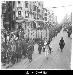 D'AUTRES PRISONNIERS ARRIVENT AU CAIRE - les prisonniers vus marchant dans l'une des rues principales du Caire escortés par des hommes d'un régiment des Highlands et de la police égyptienne à cheval et à pied. Négatif photographique, Armée britannique Banque D'Images