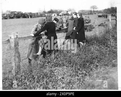 AVANCE DE L'ELBE VERS LUBECK - deux officiers allemands ont une dernière conversation sur le fil avec des filles allemandes du village. Négatif photographique, Armée britannique, 21e groupe d'armées Banque D'Images