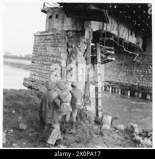 HUITIÈME ARMÉE : IMMENSE PONT BAILEY EN DANGER - tout le poids du support en béton du pont original est pris par des élingues, à l'exception d'un bloc de bois sous une extrémité du support. Sur cette photo, le bloc de bois est retiré. Négatif photographique, Armée britannique Banque D'Images