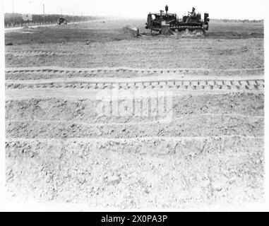 HUITIÈME ARMÉE : UN AÉRODROME EN PRÉPARATION - l'extrémité nord de l'aérodrome étant débarrassée des mines et des obstacles, un bulldozer défile la piste d'atterrissage. Négatif photographique, Armée britannique Banque D'Images