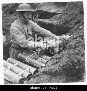 CINQUIÈME ARMÉE : TÊTE DE PONT ANZIO (DIVERS) - TPR. A. Blackburn avec des munitions fraîches pour le mortier. Négatif photographique, Armée britannique Banque D'Images